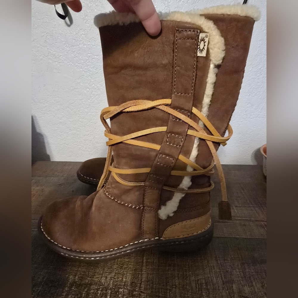Ugg leather lace up boots sz6